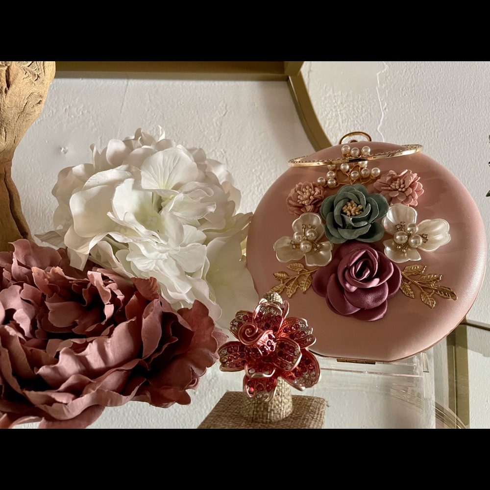 Circular 3D flowers Minaudiere